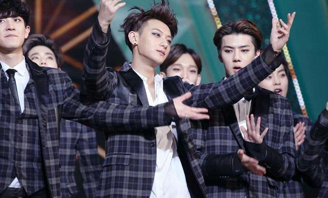 《租界少年》爆新剧照,黄子韬霸气亲吻张雪迎,网友:男二真帅