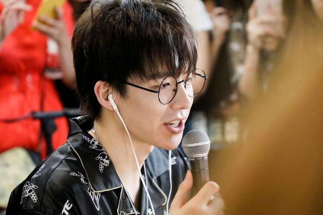 《租界少年》爆新剧照,黄子韬霸气亲吻张雪迎,网友:男二真帅