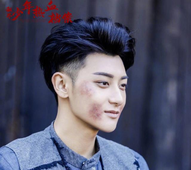 《租界少年》爆新剧照,黄子韬霸气亲吻张雪迎,网友:男二真帅