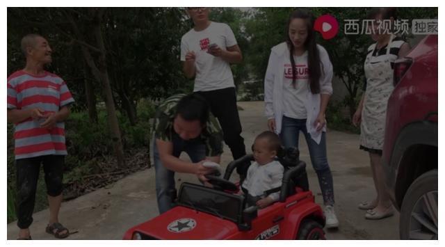 《川乡小妹儿》与《型男行走乡村》主人翁二娃与小妞姐弟都很重情