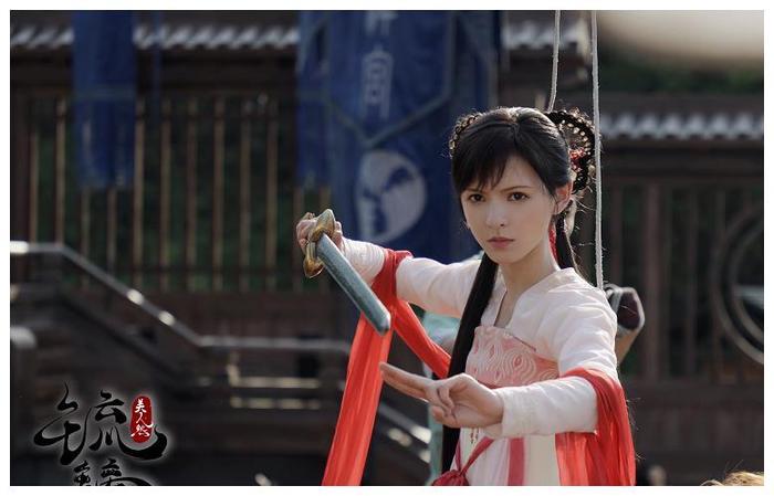 《琉璃美人煞》新剧照,袁冰妍古装机灵俏皮,与男主同框超甜