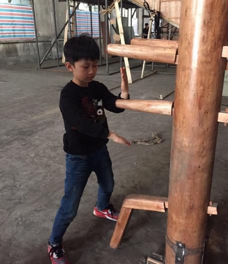 小童星崔璨生活近照：6岁挑战400多场戏，11岁一年演4部电视剧