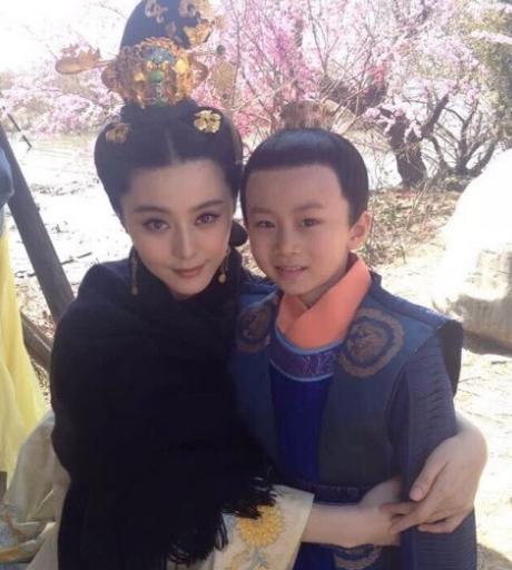 小童星崔璨生活近照：6岁挑战400多场戏，11岁一年演4部电视剧