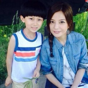 ​小童星崔璨生活近照：6岁挑战400多场戏，11岁一年演4部电视剧