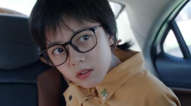 《少年派》开播,赵今麦脚丫抢镜,闫妮饰演的妈妈被赞很真实