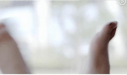 《少年派》开播,赵今麦脚丫抢镜,闫妮饰演的妈妈被赞很真实