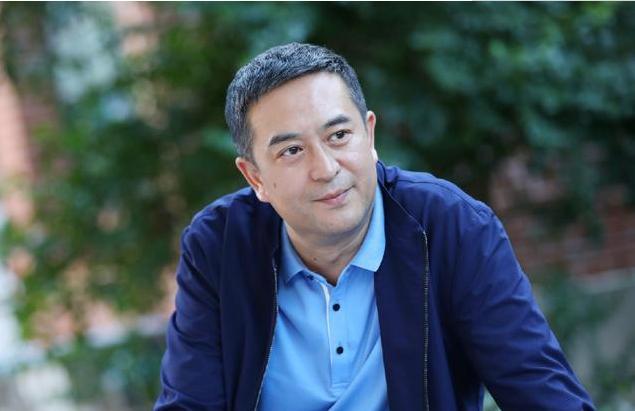 《少年派》开播,赵今麦脚丫抢镜,闫妮饰演的妈妈被赞很真实