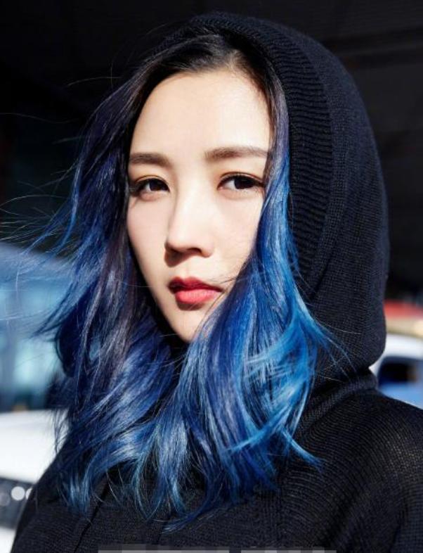 何洁机场街拍照流出,网友:好像知道157身高怎么拍出超模腿的?