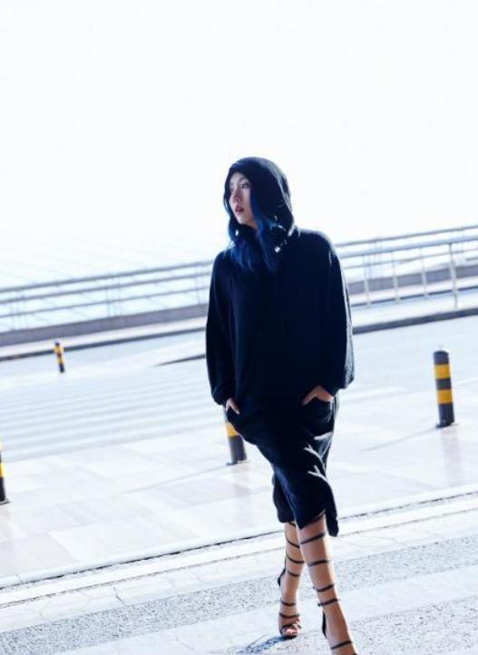 何洁机场街拍照流出,网友:好像知道157身高怎么拍出超模腿的?