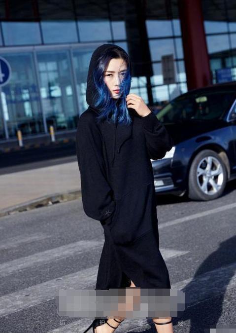 何洁机场街拍照流出,网友:好像知道157身高怎么拍出超模腿的?