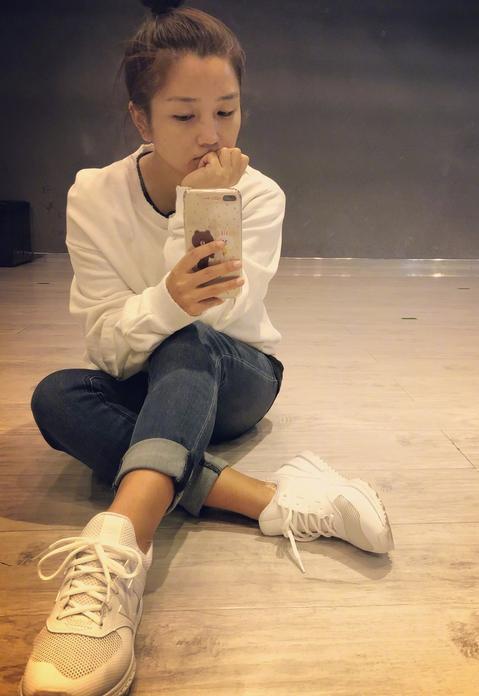 何洁机场街拍照流出,网友:好像知道157身高怎么拍出超模腿的?