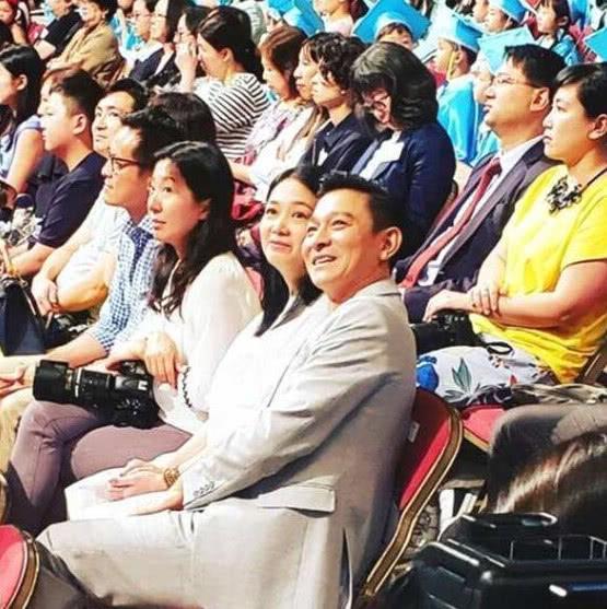 看了朱丽倩18岁时的样子,你就明白刘德华为何独宠她三十年!