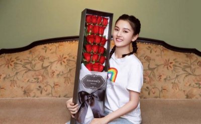 ​宋祖儿晒情人节美照，穿彩虹T恤配牛仔裤，怀抱红玫瑰笑容甜美