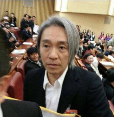 看了朱茵这张侧颜照，忽然明白《功夫》里的黄圣依为何是个哑巴了