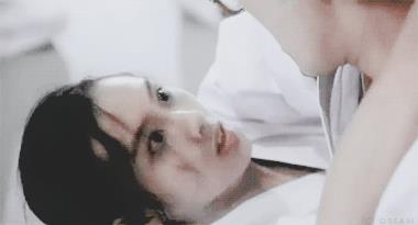 看了朱茵这张侧颜照，忽然明白《功夫》里的黄圣依为何是个哑巴了