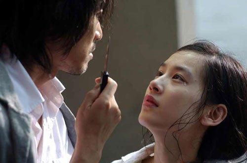 看了朱茵这张侧颜照，忽然明白《功夫》里的黄圣依为何是个哑巴了