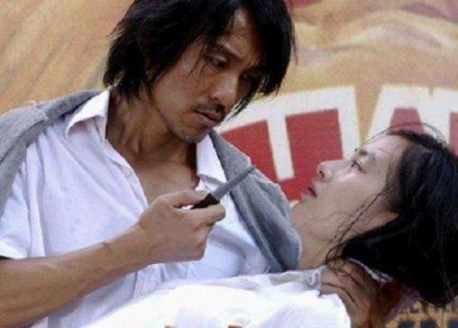 看了朱茵这张侧颜照，忽然明白《功夫》里的黄圣依为何是个哑巴了