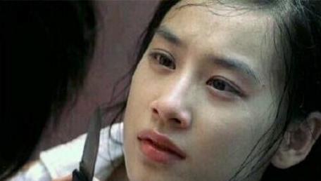 看了朱茵这张侧颜照，忽然明白《功夫》里的黄圣依为何是个哑巴了