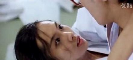 看了朱茵这张侧颜照，忽然明白《功夫》里的黄圣依为何是个哑巴了