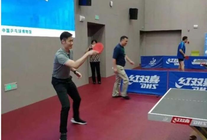 王励勤1岁爱女学英语！急用中文说哎哟笨蛋 李晓霞：可爱小美女