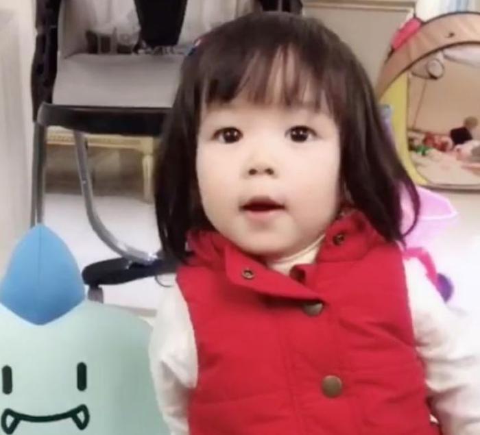 王励勤1岁爱女学英语！急用中文说哎哟笨蛋 李晓霞：可爱小美女