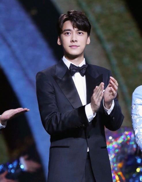 李易峰晒童年照，爸爸帅气妈妈美艳，这家人基因真叫人羡慕嫉妒了