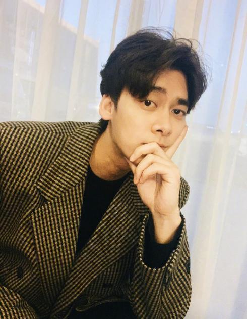 李易峰晒童年照，爸爸帅气妈妈美艳，这家人基因真叫人羡慕嫉妒了