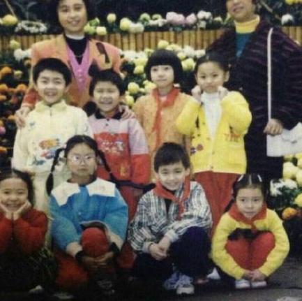 李易峰晒童年照，爸爸帅气妈妈美艳，这家人基因真叫人羡慕嫉妒了