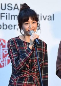 ​陈意涵太拼了，挺孕肚出席电影节，脚上还穿一双“恨天高”！