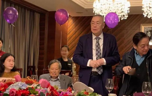 97岁杨振宁与43岁翁帆近照,相伴15年,小编我又相信爱情了