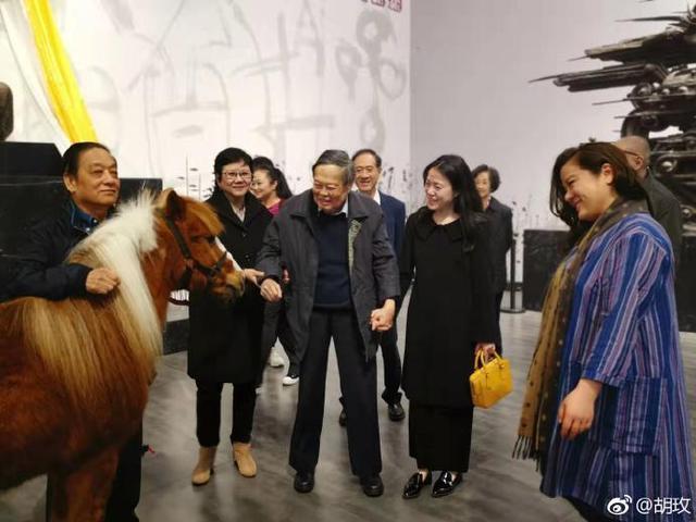 97岁杨振宁与43岁翁帆近照,相伴15年,小编我又相信爱情了