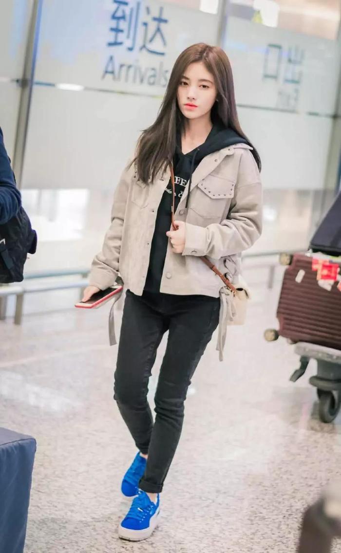 鞠婧祎现身机场不露脸,可“筷子腿”却引网友心疼:求多吃饭