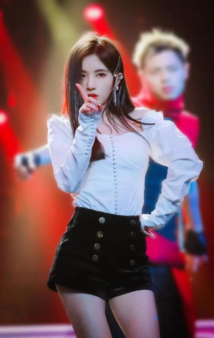 鞠婧祎现身机场不露脸,可“筷子腿”却引网友心疼:求多吃饭