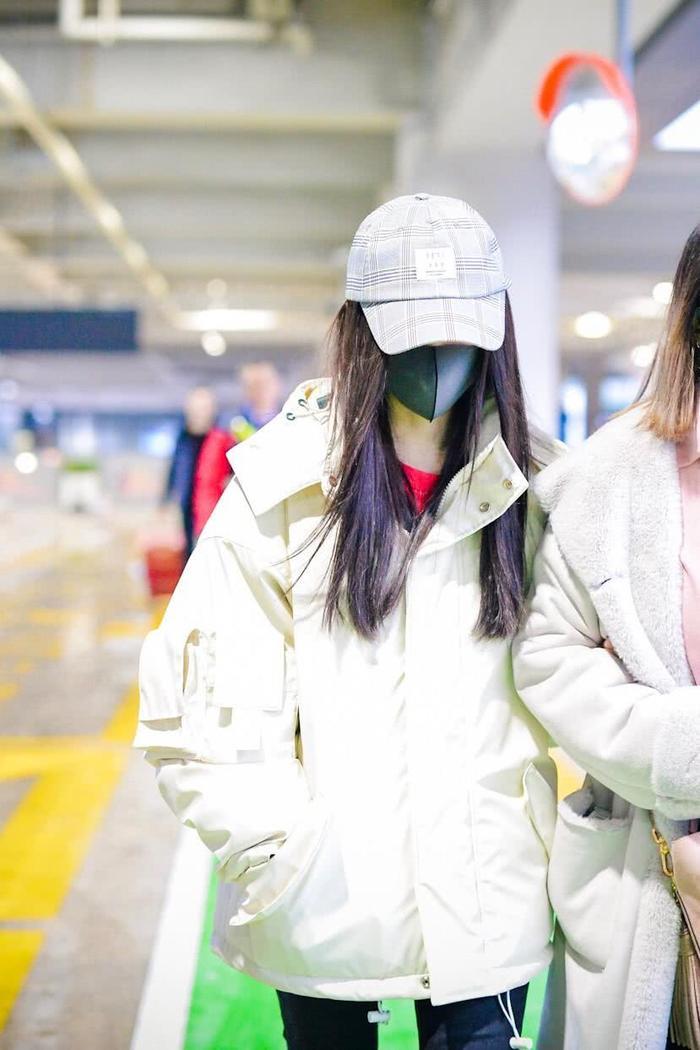 鞠婧祎现身机场不露脸,可“筷子腿”却引网友心疼:求多吃饭