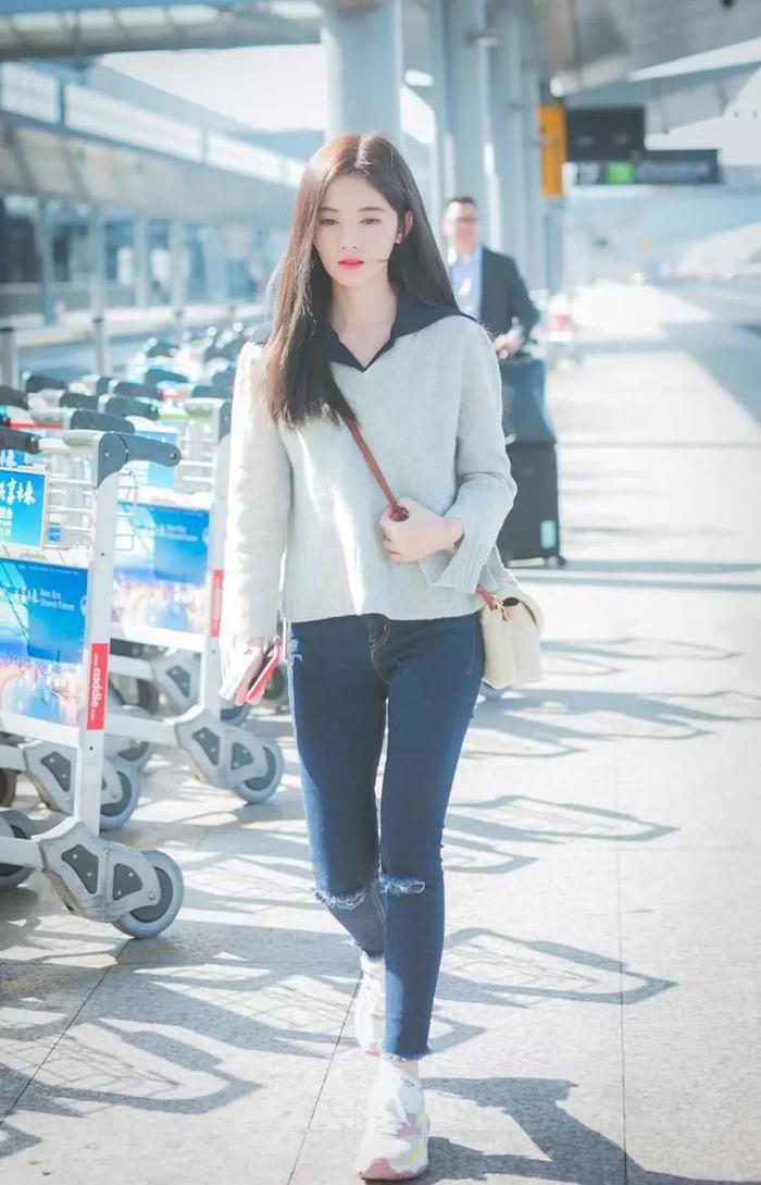 鞠婧祎现身机场不露脸,可“筷子腿”却引网友心疼:求多吃饭