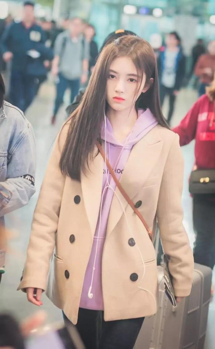 鞠婧祎现身机场不露脸,可“筷子腿”却引网友心疼:求多吃饭