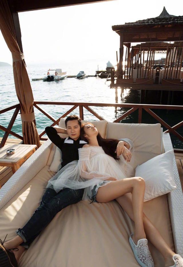 安以轩秀恩爱照，穿一字肩轻纱上衣配短裤，同框老公狂撒狗粮