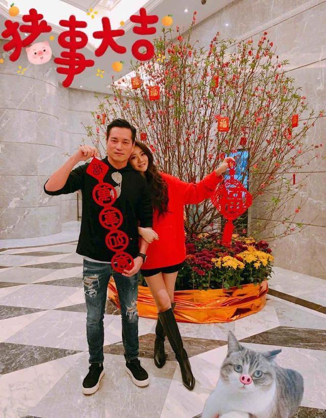 安以轩秀恩爱照，穿一字肩轻纱上衣配短裤，同框老公狂撒狗粮