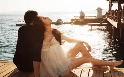 ​安以轩秀恩爱照，穿一字肩轻纱上衣配短裤，同框老公狂撒狗粮