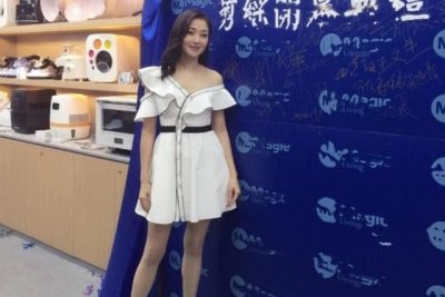 ​48岁万绮雯近照曝光，与90后小花同台，自己42寸大长腿抢镜！