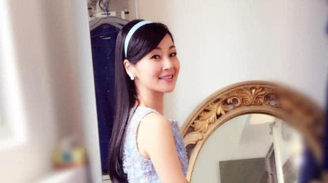 48岁万绮雯近照曝光，与90后小花同台，自己42寸大长腿抢镜！