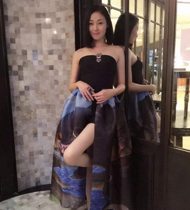 48岁万绮雯近照曝光，与90后小花同台，自己42寸大长腿抢镜！