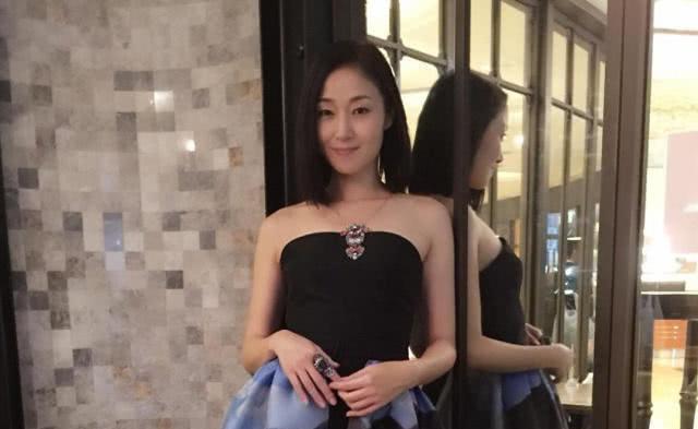 48岁万绮雯近照曝光，与90后小花同台，自己42寸大长腿抢镜！