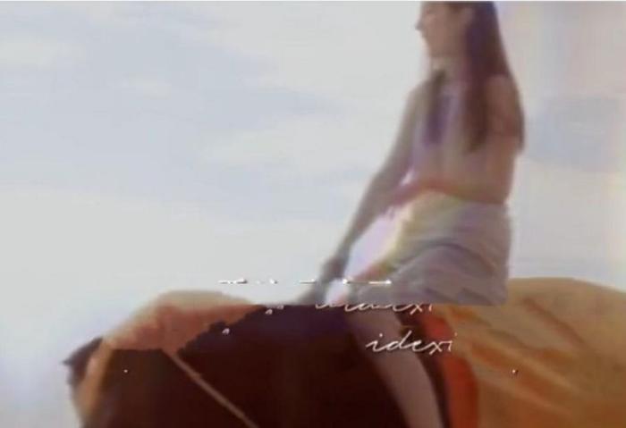 刘亦菲国外度假骑大象，穿白色吊带仙气十足，未修图暴露了身材