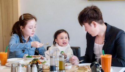 ​李小璐与丈夫风波后首次同框，身着情侣装手牵着手，低胸皮裙抢镜