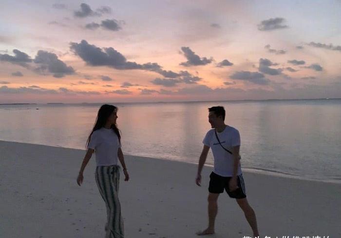 baby晒与男子海边漫步照，仔细一看才发现旁边不是黄晓明