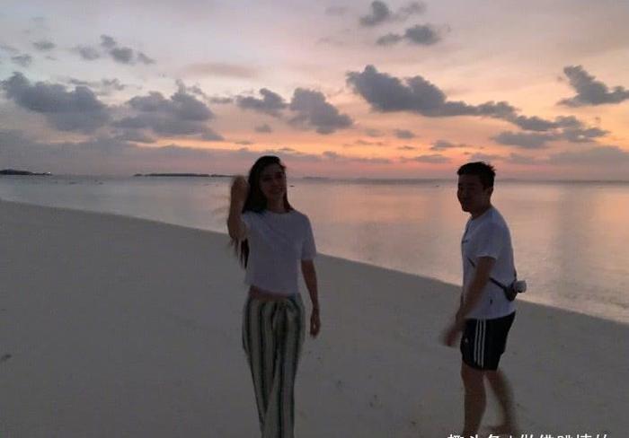 baby晒与男子海边漫步照，仔细一看才发现旁边不是黄晓明