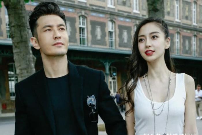 baby晒与男子海边漫步照，仔细一看才发现旁边不是黄晓明