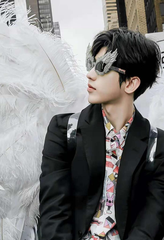 蔡徐坤的大背头我忍了，但是中分头真是忍无可忍，快换掉吧