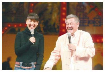 ​47岁闫学晶近照曝光：和老公合照像“父女”，儿子颜值一言难尽